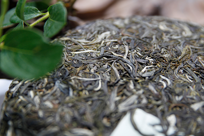 2017 Guan Zi Zai "Yi Wu Mountain" Raw Pu-erh Tea Cake | Yunnan Sourcing Tea Shop